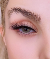 مژه ی یکسره پر و مشکی