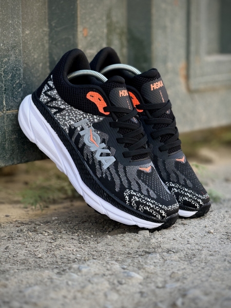 کتونی رانینگ هوکا مشکی سفید نارنجی