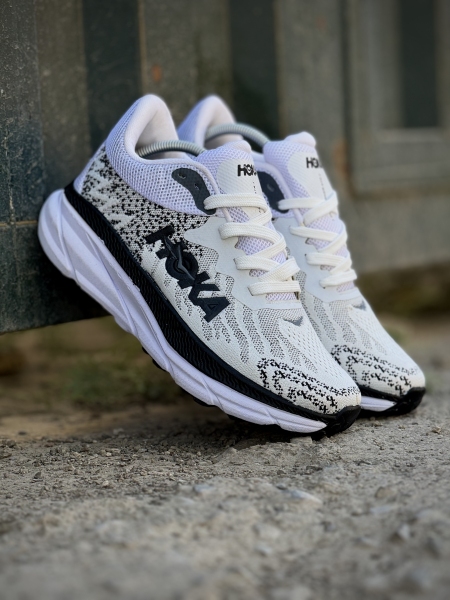 کتونی رانینگ هوکا سفید مشکی