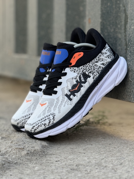 کتونی رانینگ هوکا سفید مشکی نارنجی برگه آبی