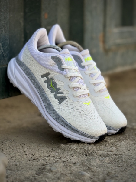 کتونی رانینگ هوکا سفید طوسی فسفری