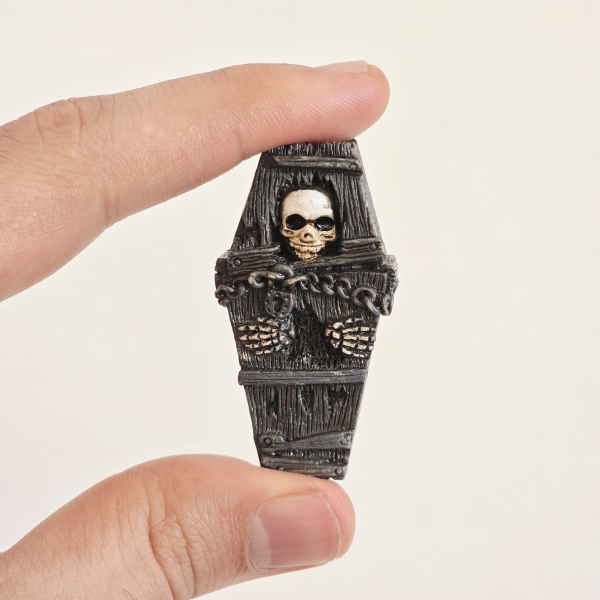 دکوری طرح تابوت اسکلتی