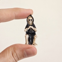 دکوری طرح اسکلت نشسته