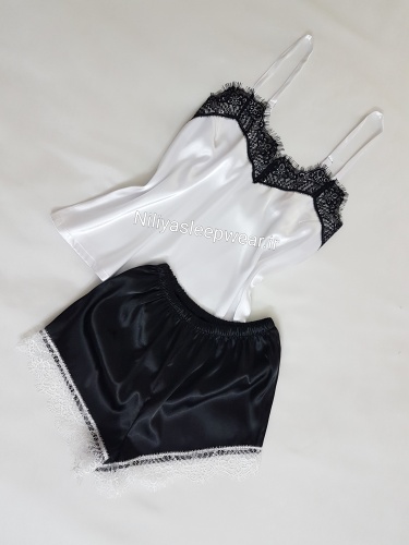 تاپ سفید شلوارک مشکی با تور مژه