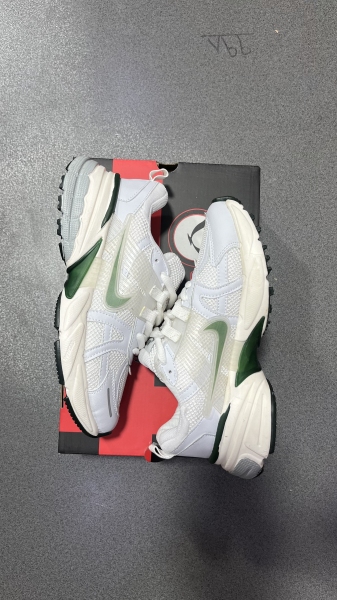 وی توکی سفید سبز