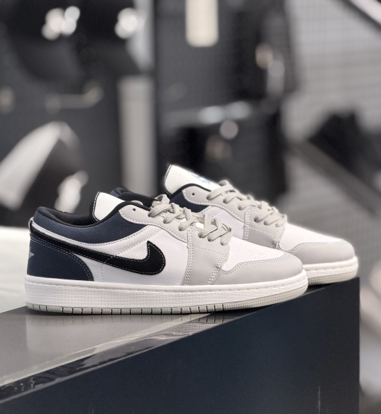 ترویس نایک سفید سرمه ای