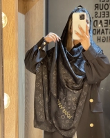 شال لویی ویتون