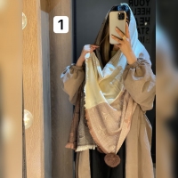 شال موهر طرح LV پوم دار