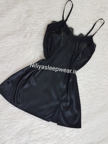 پیراهن مشکی چاک دار با تور مژه مشکی