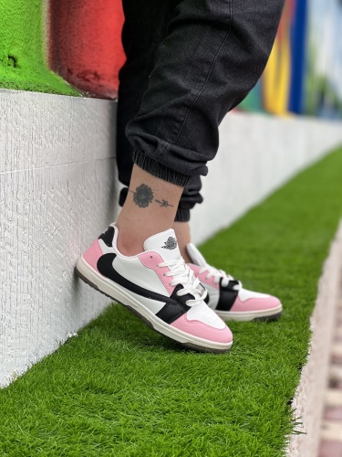 کتونی سایز میانه اسپرت Nike jordan سفید صورتی
