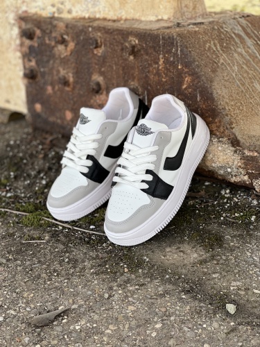 کتونی اسپرت سایز میانه Nike Air سفید طوسی مشکی