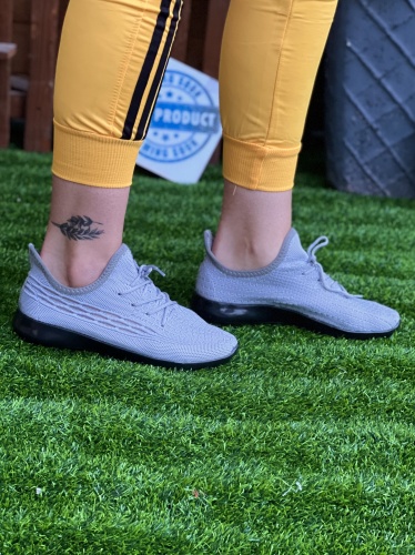 کتونی سایز میانه Yeezy جدید بغل تور طوسی کف مشکی