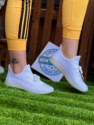 کتونی سایز میانه Yeezy جدید بغل تور سفید