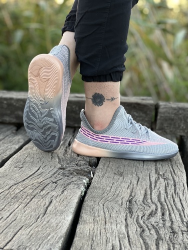 کتونی سایز میانه Yeezy جدید بغل تور طوسی صورتی