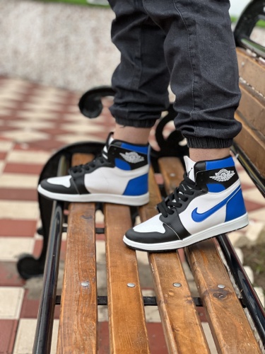 کتونی ساقدار سایز میانه nike jordan مشکی آبی