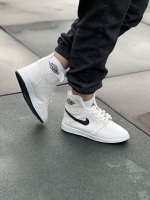 کتونی ساقدار سایز میانه nike jordan سفید مشکی