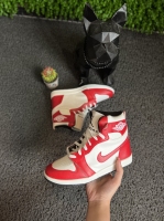 کتونی ساقدار سایز میانه nike jordan سفید قرمز