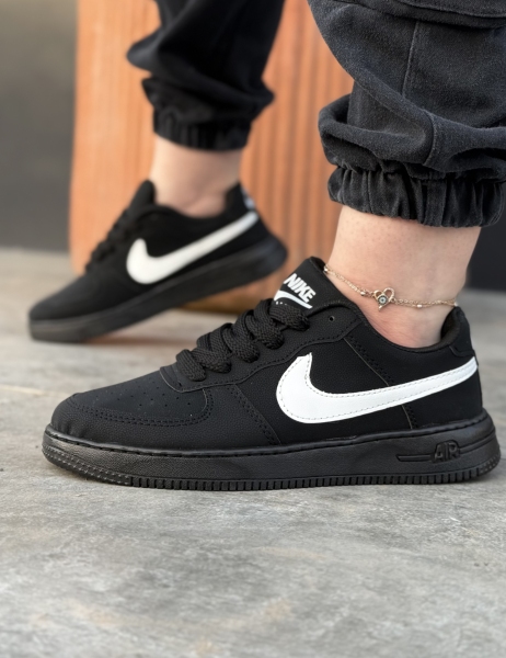 کتونی سایز میانه Nike air مشکی سفید