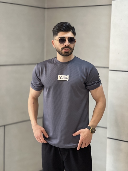 تیشرت بیسکوییتی سینه گلدوزی LV طوسی