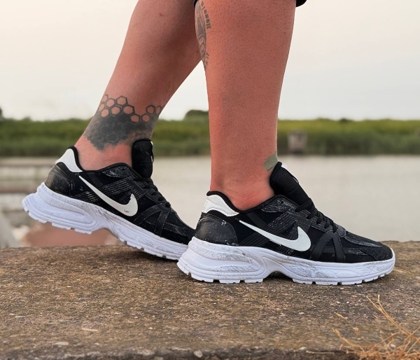 کتونی اسپرت NIKE پختی کاستوم مشکی سفید